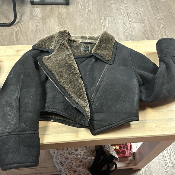 Hide Society genuine sheep skin women’s cropped bomber jacket. Women’s large. - Picture 2 of 8